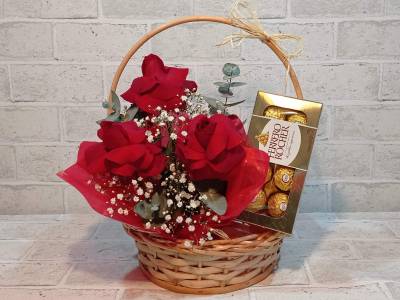 CESTA COM 3 ROSAS DOBRADAS FERRERO 8 UNIDADES