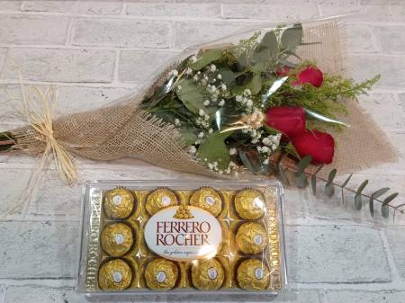 RAMALHETE COM 3 ROSAS VERMELHAS NA JUTA FERRERO 12 UNIDADES