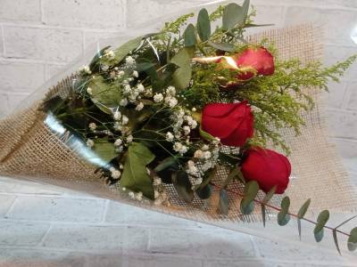 RAMALHETE COM 3 ROSAS VERMELHAS NA JUTA 