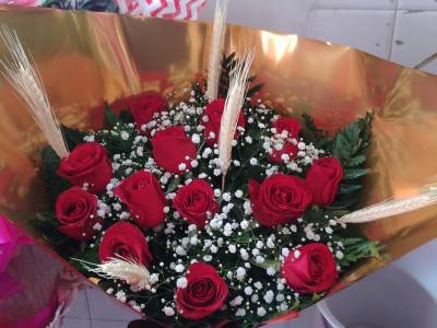 BUQUÊ DE ROSAS VERMELHAS LUXO 12 ROSAS