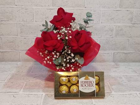 ARRANJO DE 3 ROSAS VERMELHAS DOBRADAS MANUALMENTE FERRERO 8 UNIDADES