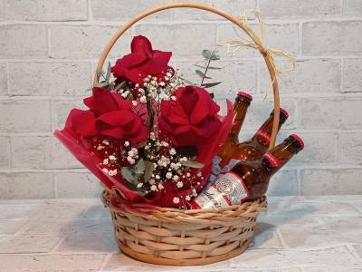 CESTA COM ARRANJO COM 3 ROSAS VERMELHAS DOBRADAS + 3 CERVEJAS…