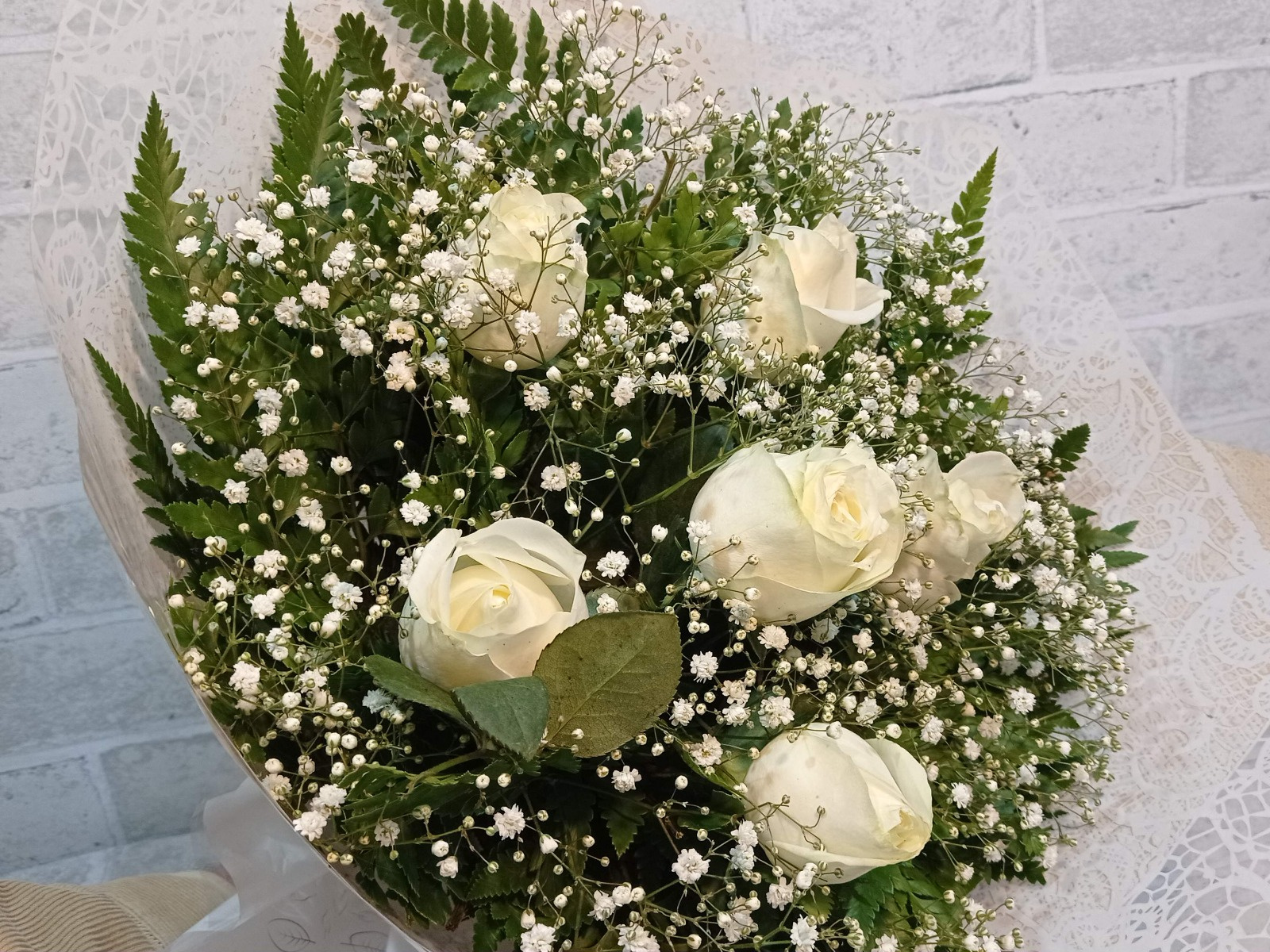 Floricultura Silva | BUQUÊ DE ROSAS BRANCAS 6 ROSAS