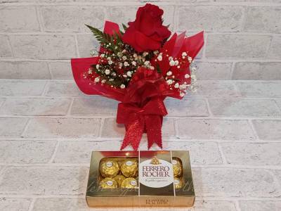 ARRANJO COM 1 ROSA DOBRADA VERMELHA FERRERO 8 UNIDADES