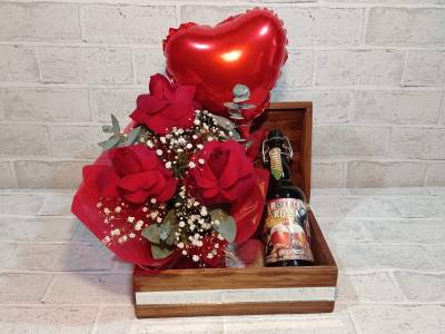 BAU COM ARRANJO DE 3 ROSAS + CERVEJA ROLETA RUSSA VERMELHO