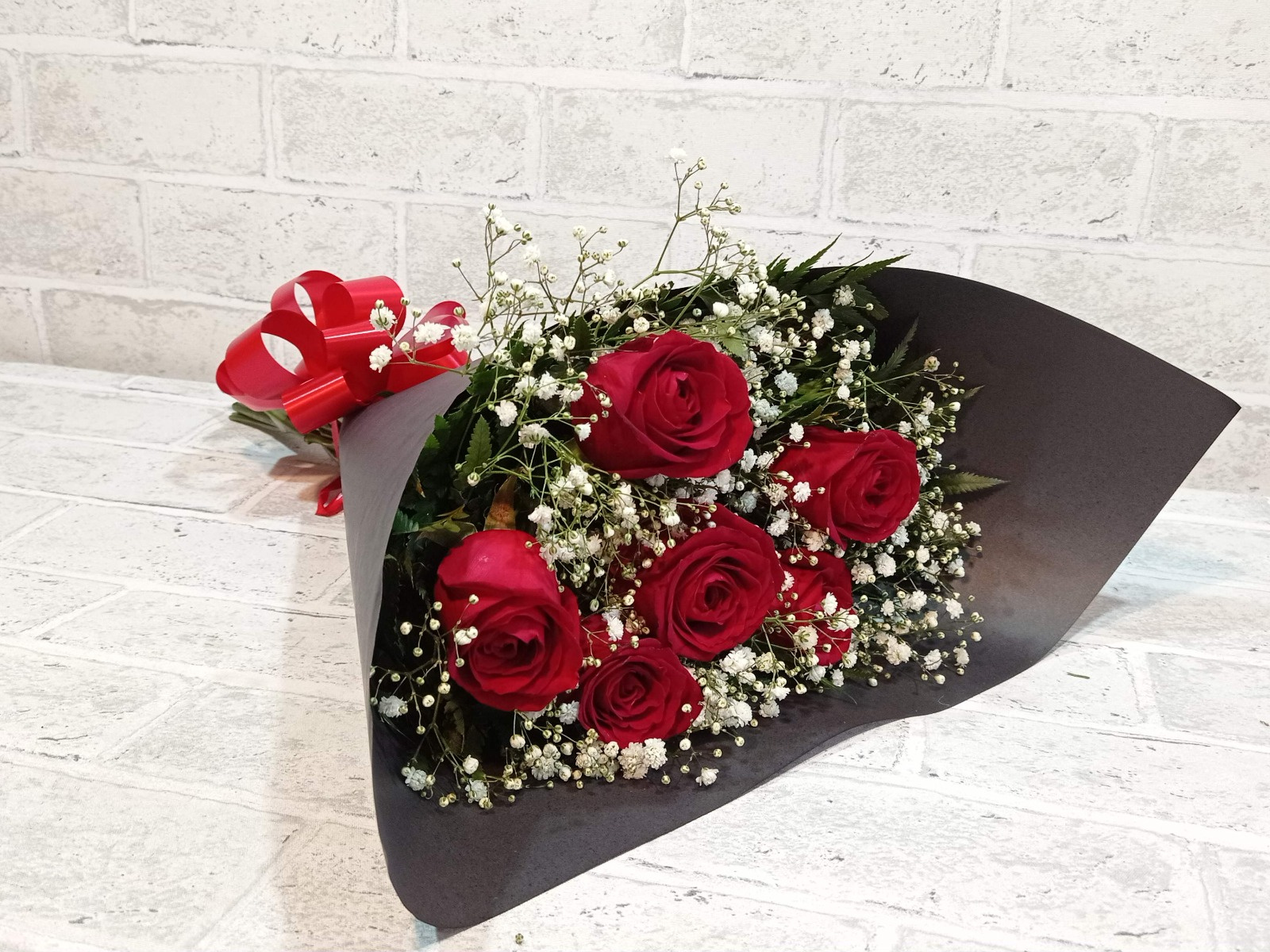 Floricultura Silva | BUQUÊ DE ROSAS VERMELHAS NA CARTOLINA 6 ROSAS