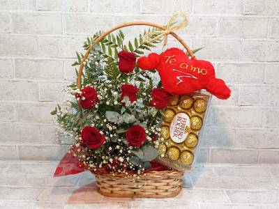 CESTA CHOCO ROSAS + CORAÇÃO PEQUENO FERRERO 12 UNIDADES