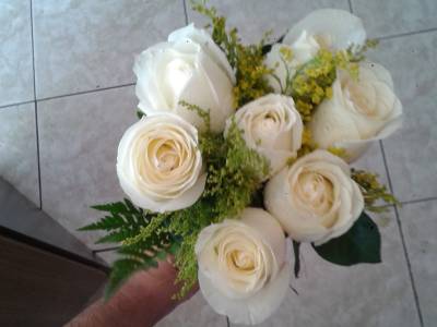 RAMALHETE DE ROSAS BRANCAS 6 ROSAS