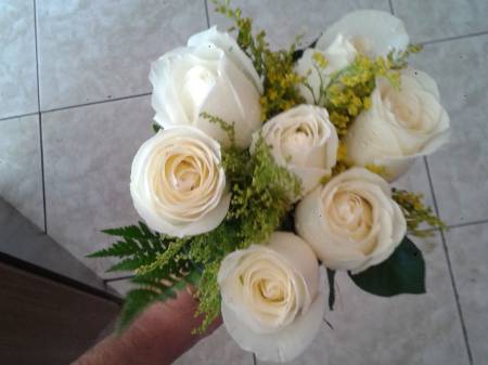 RAMALHETE DE ROSAS BRANCAS 6 ROSAS