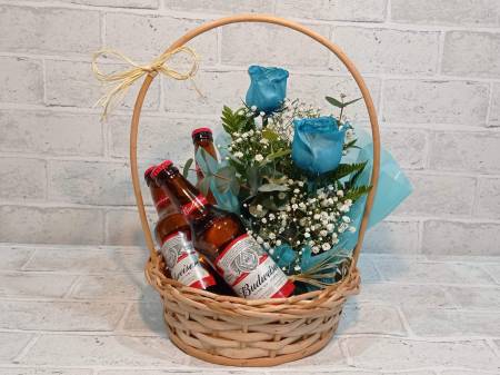 CESTA COM ARRANJO COM 2 ROSAS AZUIS + 3 CERVEJAS BUDWEISER