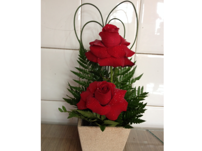 IKEBANA DE ROSAS DOBRADAS NO CACHEPOT 2 ROSAS