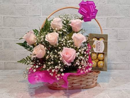 CESTA CHOCO ROSAS COR DE ROSA FERRERO 8 UNIDADES