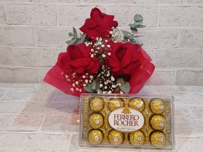 ARRANJO DE 3 ROSAS VERMELHAS DOBRADAS MANUALMENTE FERRERO 12…